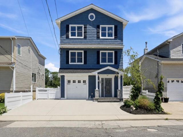 5 BR,  4.00 BTH &nbsp;Colonial style home in Island Park