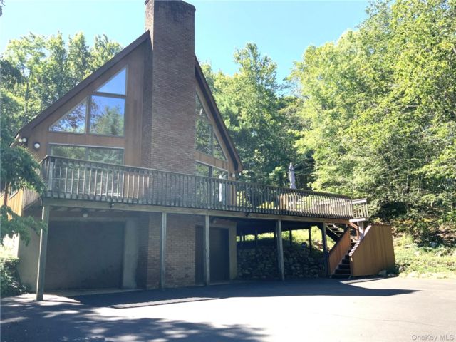  3 BR,  2.00 BTH &nbsp;Chalet style home in Baiting Hollow