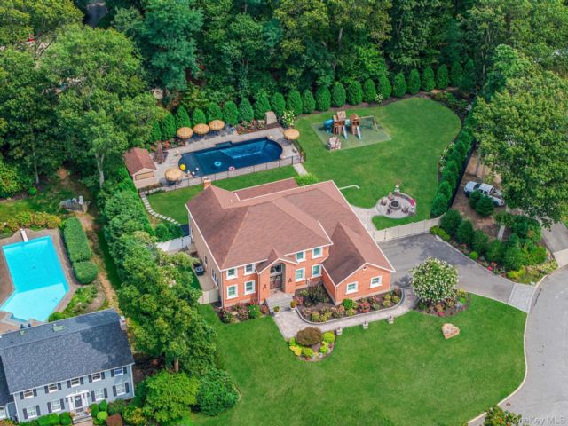  5 BR,  5.00 BTH &nbsp;Colonial style home in Miller Place