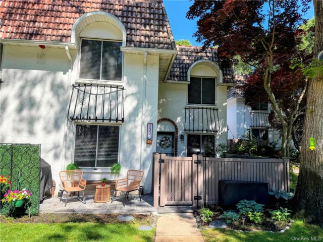  3 BR,  2.00 BTH &nbsp;Condo style home in Coram
