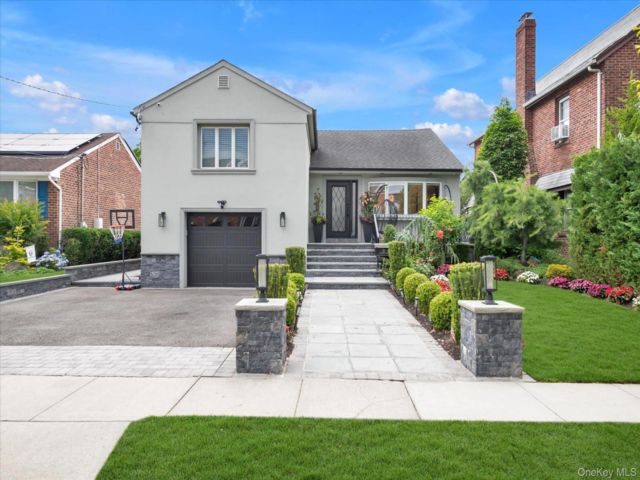  3 BR,  3.00 BTH &nbsp;Split level style home in Lynbrook