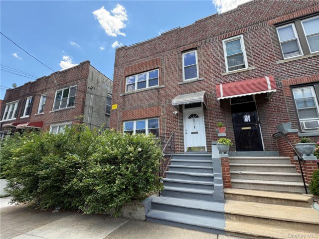  7 BR,  2.00 BTH &nbsp;House style home in Esplanade