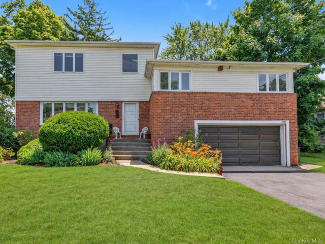  5 BR,  3.00 BTH &nbsp;Split level style home in Merrick