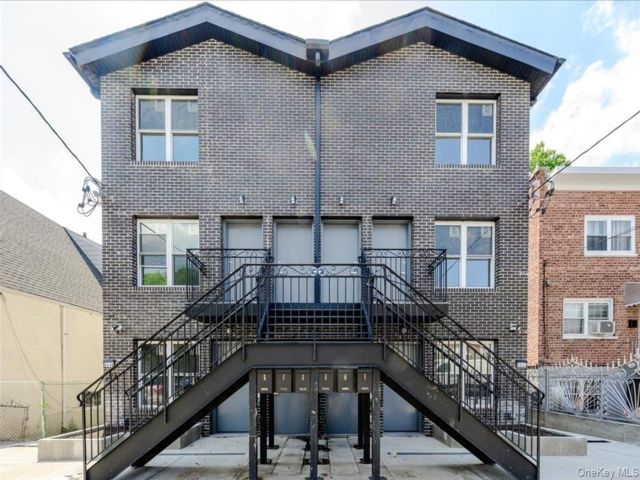  9 BR,  3.00 BTH &nbsp;House style home in Esplanade