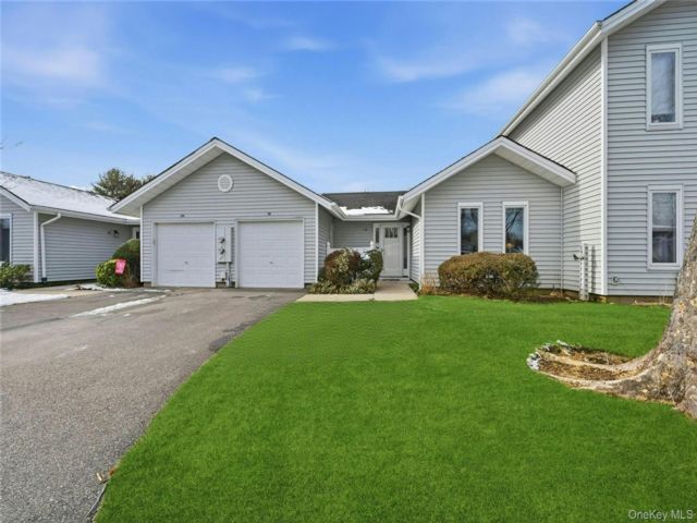  2 BR,  2.00 BTH &nbsp;Garden style home in Saint James