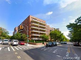  1 BR,  1.00 BTH &nbsp;Mid rise style home in Flushing