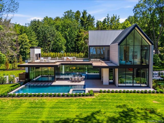  5 BR,  5.00 BTH &nbsp;Contemporary style home in Lloyd Harbor