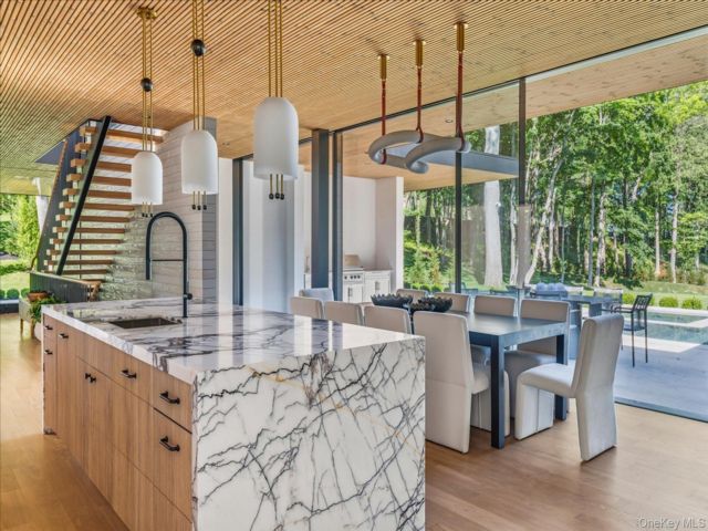 [PHOTO]