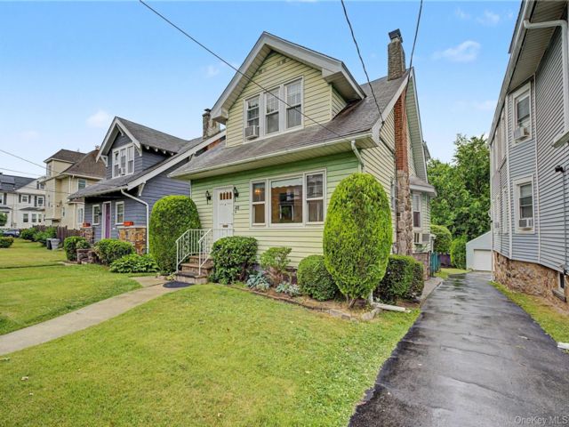  3 BR,  2.00 BTH &nbsp;Colonial style home in New Rochelle