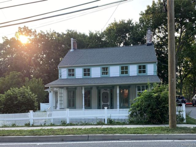  3 BR,  2.00 BTH &nbsp;Colonial style home in Stony Brook