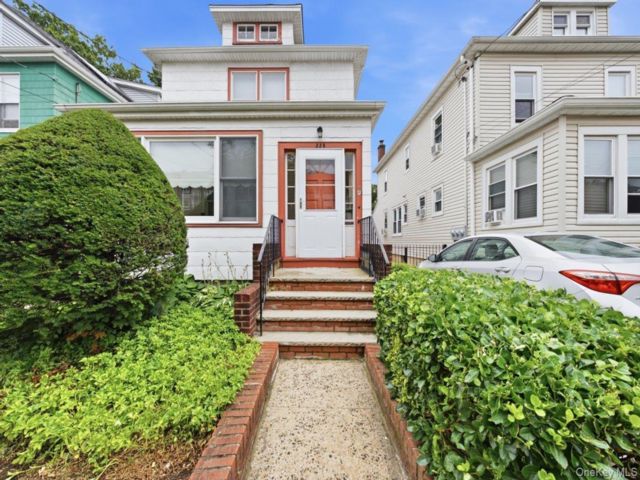  3 BR,  1.00 BTH &nbsp;Colonial style home in Woodlawn