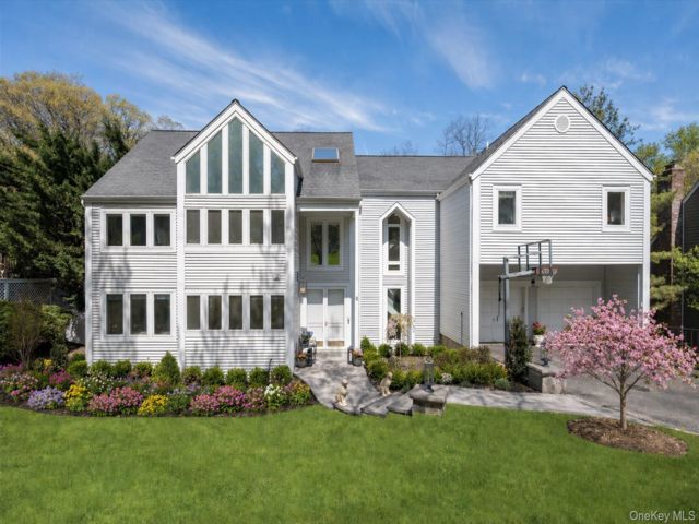  5 BR,  5.00 BTH &nbsp;Colonial style home in Roslyn