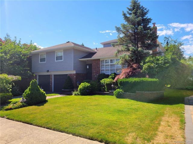  4 BR,  4.00 BTH &nbsp;Split level style home in North Woodmere