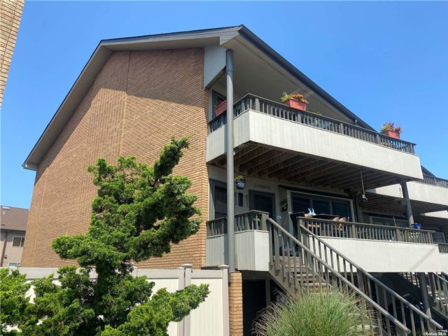  3 BR,  2.00 BTH &nbsp;House style home in Long Beach