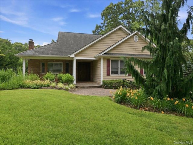  3 BR,  3.00 BTH &nbsp;Exp ranch style home in Dix Hills