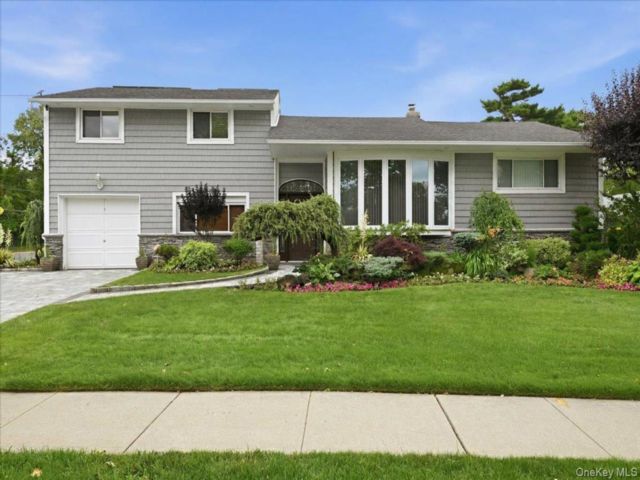  3 BR,  2.00 BTH &nbsp;Split level style home in East Meadow