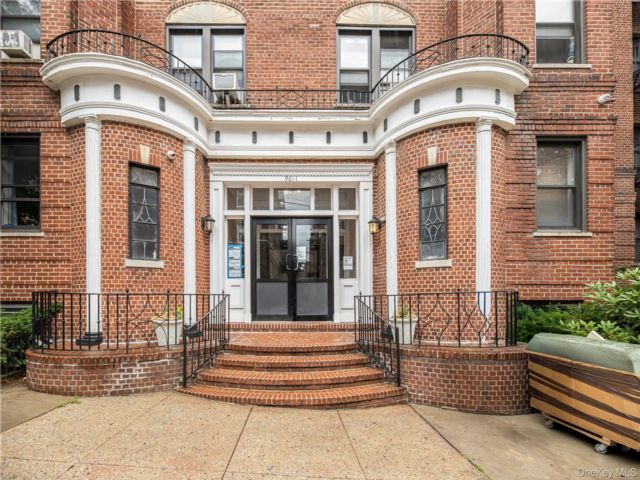  1 BR,  1.00 BTH &nbsp;Mid rise style home in Rego Park