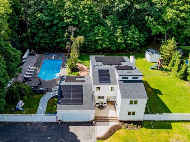  4 BR,  4.00 BTH &nbsp;Contemporary style home in Saint James