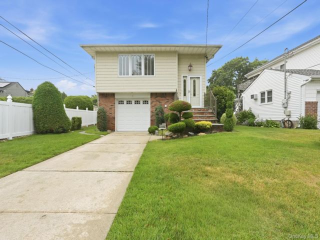  3 BR,  2.00 BTH &nbsp;Hi ranch style home in Massapequa