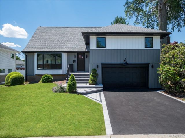  4 BR,  3.00 BTH &nbsp;Split ranch style home in Syosset