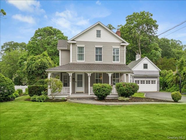  3 BR,  3.00 BTH &nbsp;Colonial style home in Bayport