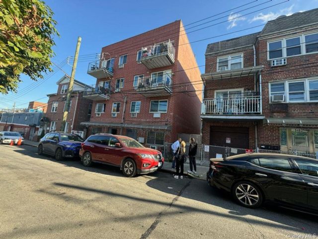 11 BR,  7.00 BTH &nbsp;Colonial style home in Elmhurst