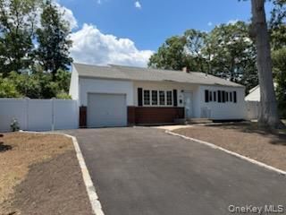  3 BR,  2.00 BTH &nbsp;Split level style home in South Huntington