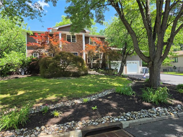  5 BR,  4.00 BTH &nbsp;Colonial style home in Bardonia