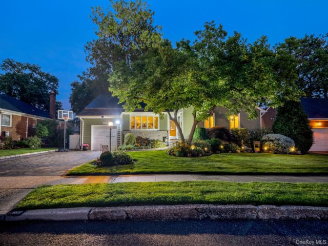  5 BR,  3.00 BTH &nbsp;Exp ranch style home in East Meadow