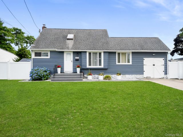  3 BR,  1.00 BTH &nbsp;Cape cod style home in Lindenhurst