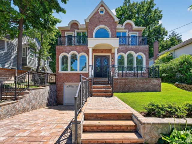  4 BR,  3.00 BTH &nbsp;Colonial style home in Great Neck