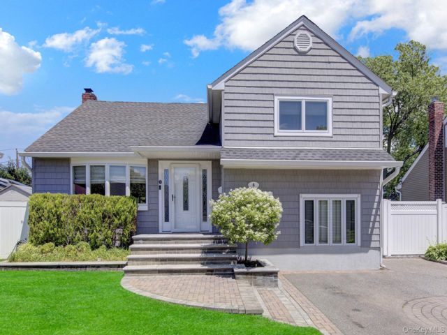  3 BR,  2.00 BTH &nbsp;Split level style home in Massapequa