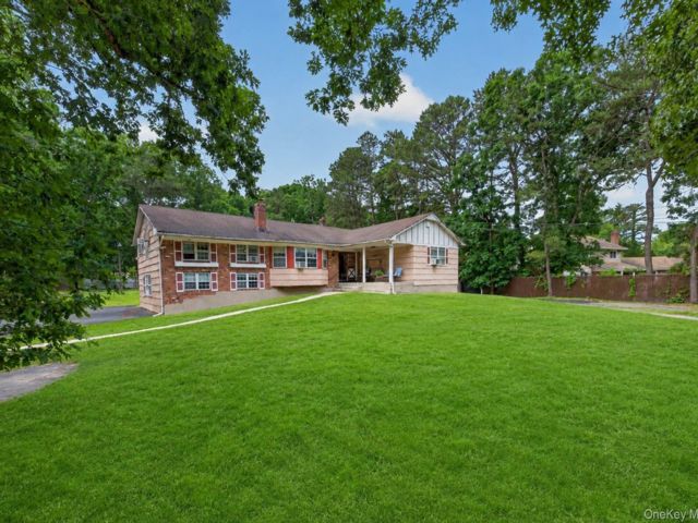  8 BR,  5.00 BTH &nbsp;Exp ranch style home in Dix Hills