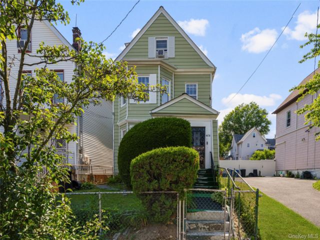  3 BR,  2.00 BTH &nbsp;House style home in Mount Vernon