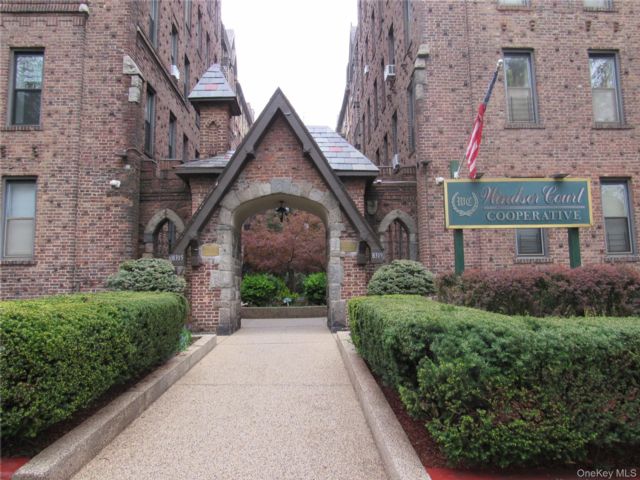  2 BR,  1.00 BTH &nbsp;High rise style home in Kew Gardens