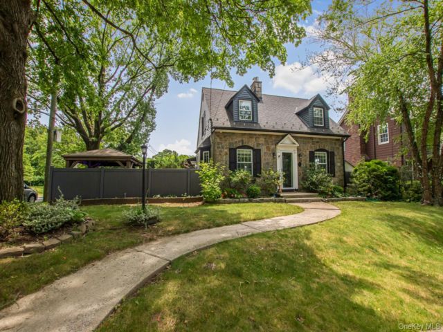  3 BR,  3.00 BTH &nbsp;Cape cod style home in Heartland Village
