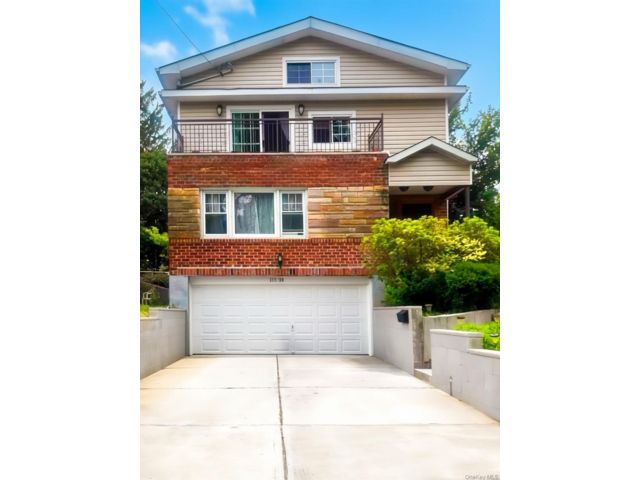  8 BR,  4.00 BTH &nbsp;House style home in College Point
