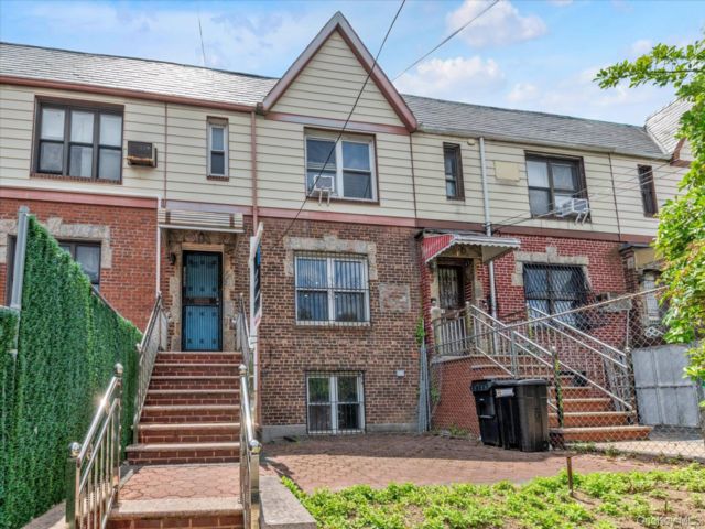  3 BR,  4.00 BTH &nbsp;House style home in Forest Hills
