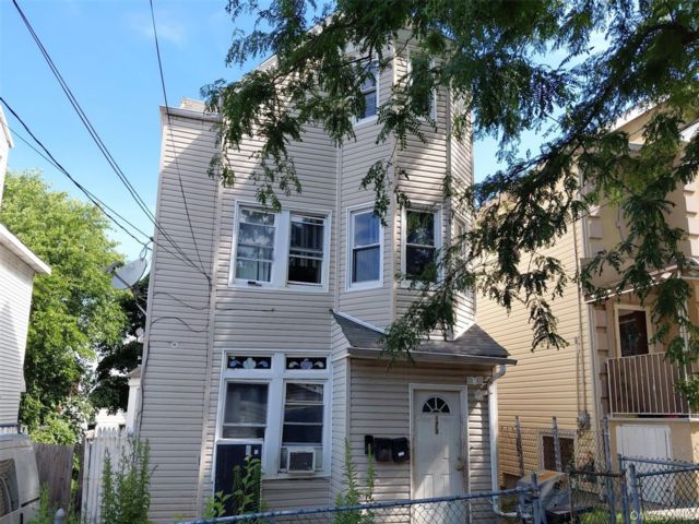  6 BR,  2.00 BTH &nbsp;Victorian style home in New Brighton