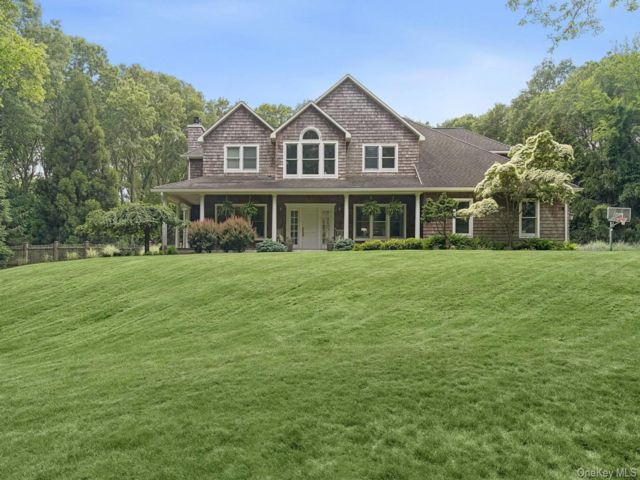  5 BR,  4.00 BTH &nbsp;Traditional style home in Hampton Bays