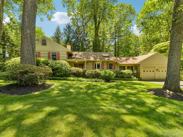  3 BR,  3.00 BTH &nbsp;Split level style home in Huntington