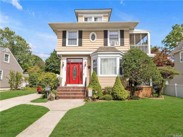  3 BR,  2.00 BTH &nbsp;Colonial style home in Lynbrook