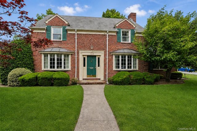  4 BR,  2.00 BTH &nbsp;Colonial style home in Garden City
