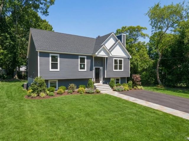  4 BR,  3.00 BTH &nbsp;Raised ranch style home in Mastic