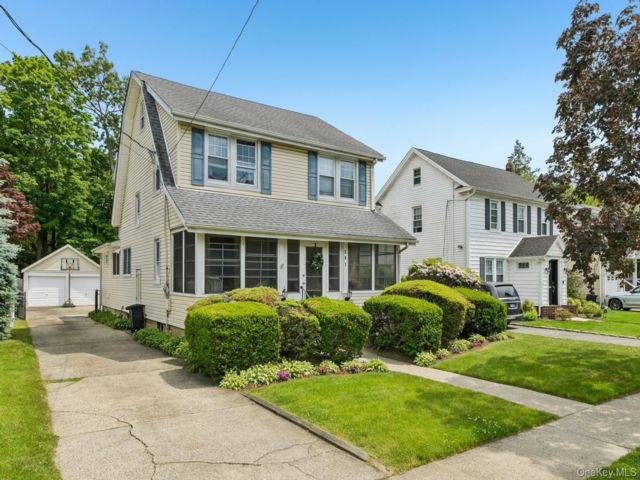  3 BR,  2.00 BTH &nbsp;Colonial style home in Rockville Centre