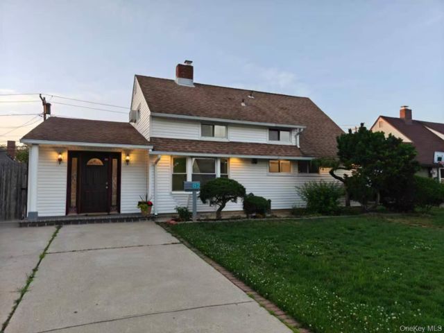  5 BR,  3.00 BTH &nbsp;Other style home in Hicksville