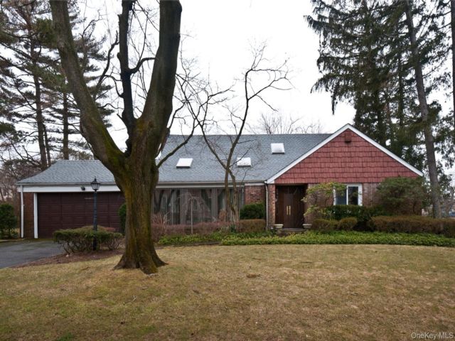  5 BR,  3.00 BTH &nbsp;Exp ranch style home in Great Neck