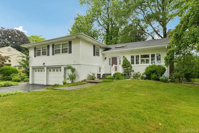  3 BR,  3.00 BTH &nbsp;Split level style home in East Williston