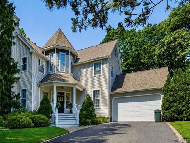  4 BR,  3.00 BTH &nbsp;Colonial style home in Lake Grove