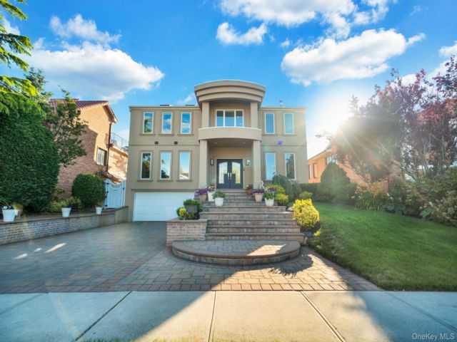  4 BR,  4.00 BTH &nbsp;Colonial style home in Bellmore